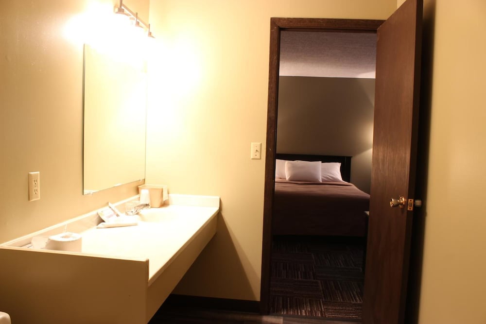 Sunlac Inn Devils Lake - photo 22