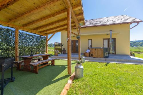 Kuća Trota Sauna Hot Tub in Otocac, Croatia