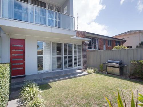 7a Judith Street stunning duplex with ducted air conditioning — Corlette — photo 2