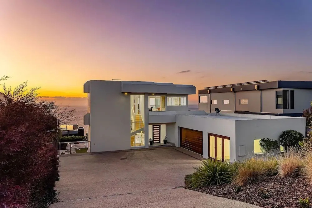 Clifftop Family Retreat With Views Pool in Mount Martha, Australia