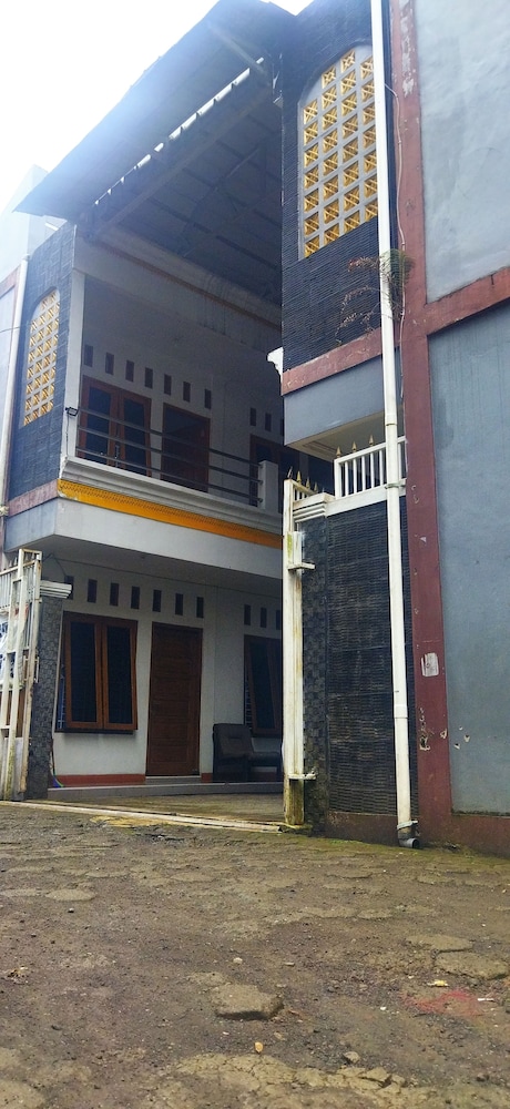 SPOT ON Penginapan Hj Lilis Syariah in Sukabumi, Indonesia