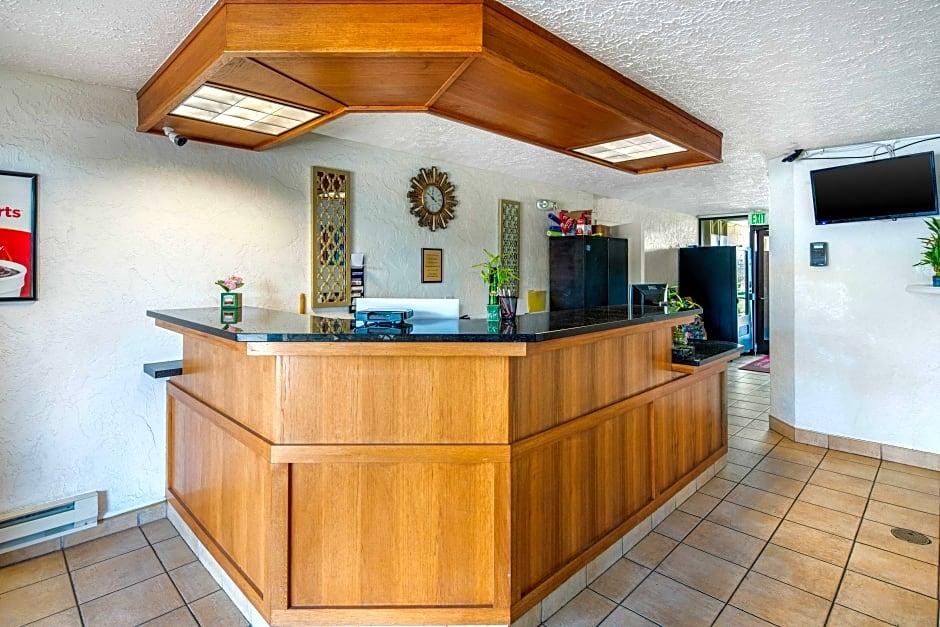 Econo Lodge Inn & Suites Spokane - photo 16