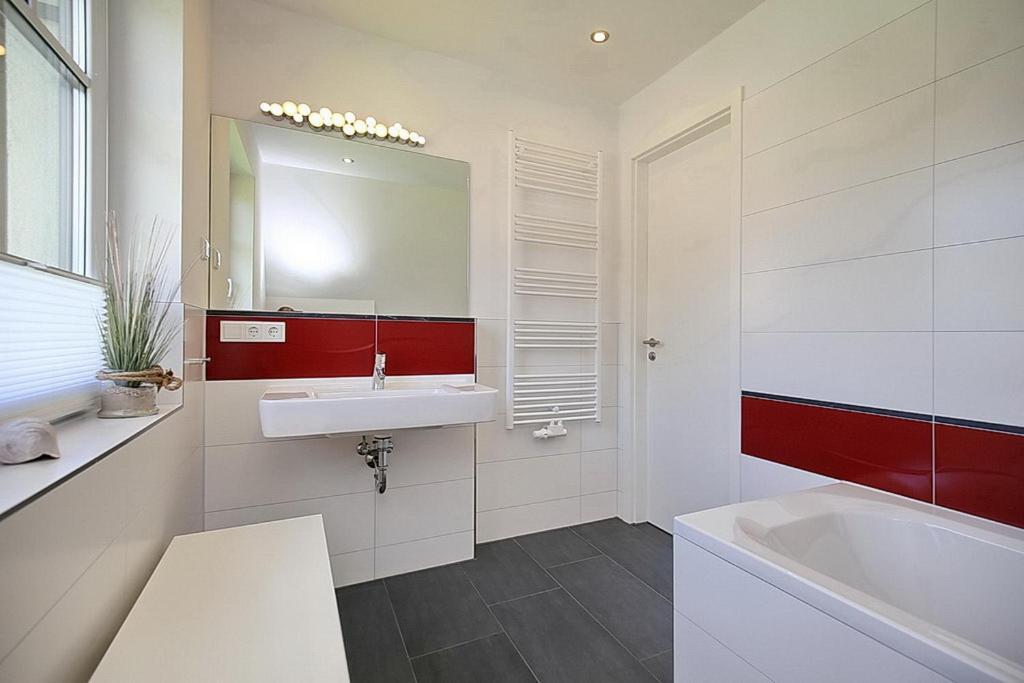 Reethaus Am Mariannenweg 15a — 4-Star Luxury Hotel in Ostseebad Boltenhagen, Germany