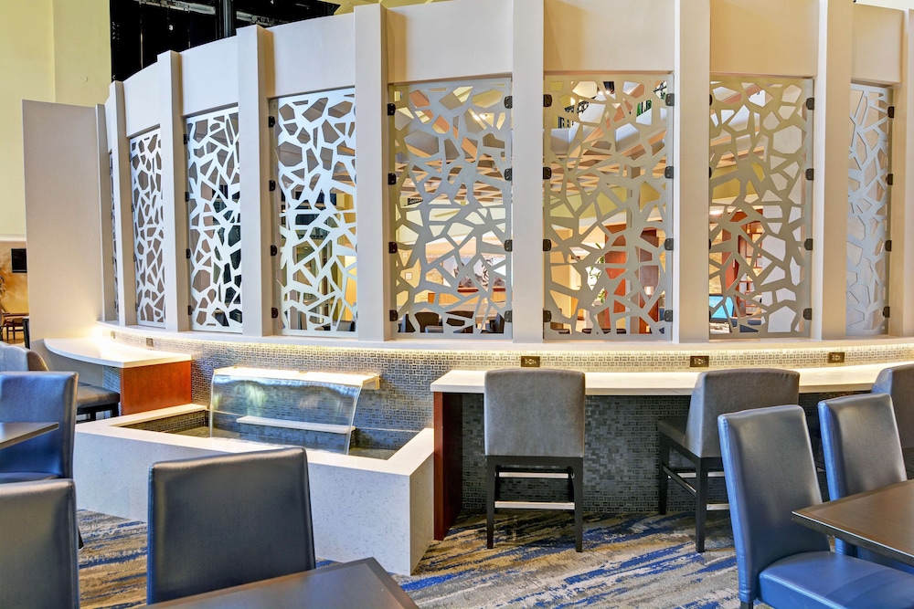 Embassy Suites by Hilton Valencia - photo 25