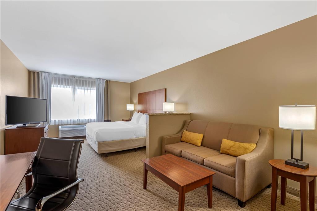 Comfort Inn & Suites East Moline near I 80 - photo 33