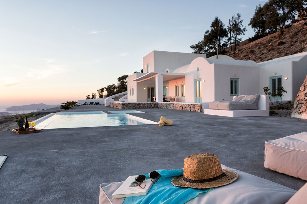 Sleeps8 parking garden pool sunsets barbeque — 4-Star Luxury Hotel in Emporio, Greece
