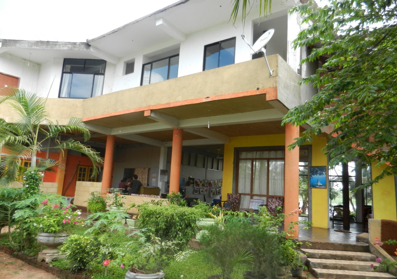 Lake Wave Hotel - carbon neutral hotel in Anuradhapura