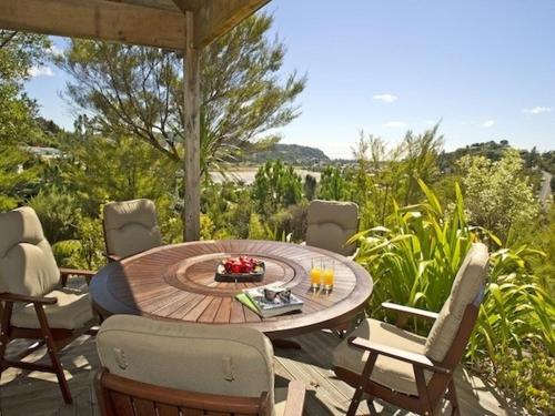Treetop Oasis Tairua Executive Holiday Home — 4-Star Luxury Hotel in Tairua, New Zealand
