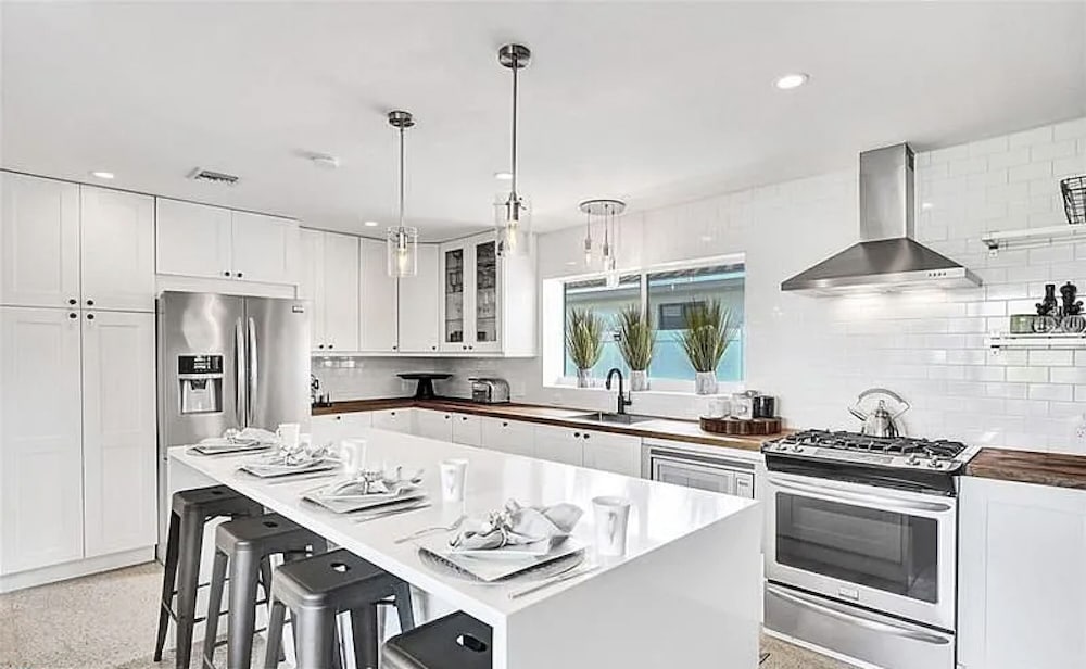 Beach Bliss 10 Mins to Waves 3BR Oasis With Pool — hotel in Oakland Park