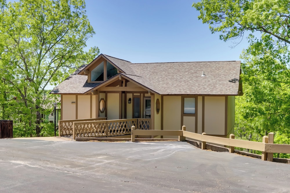 Osage Beach Vacation Rental with Deck and Grill — 4-Star Luxury Hotel in Osage Beach, United States