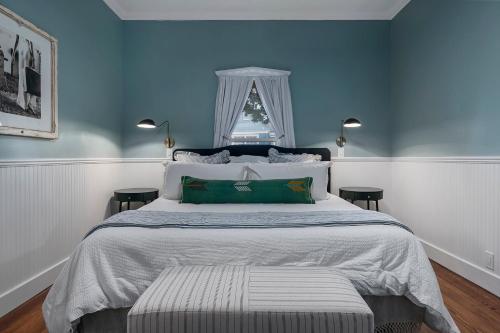 Stonewall Main Haus Sleeps 6 — 4-Star Luxury Hotel in Stonewall, United States