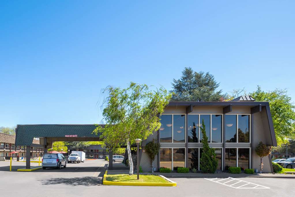 Days Inn by Wyndham Klamath Falls - photo 4