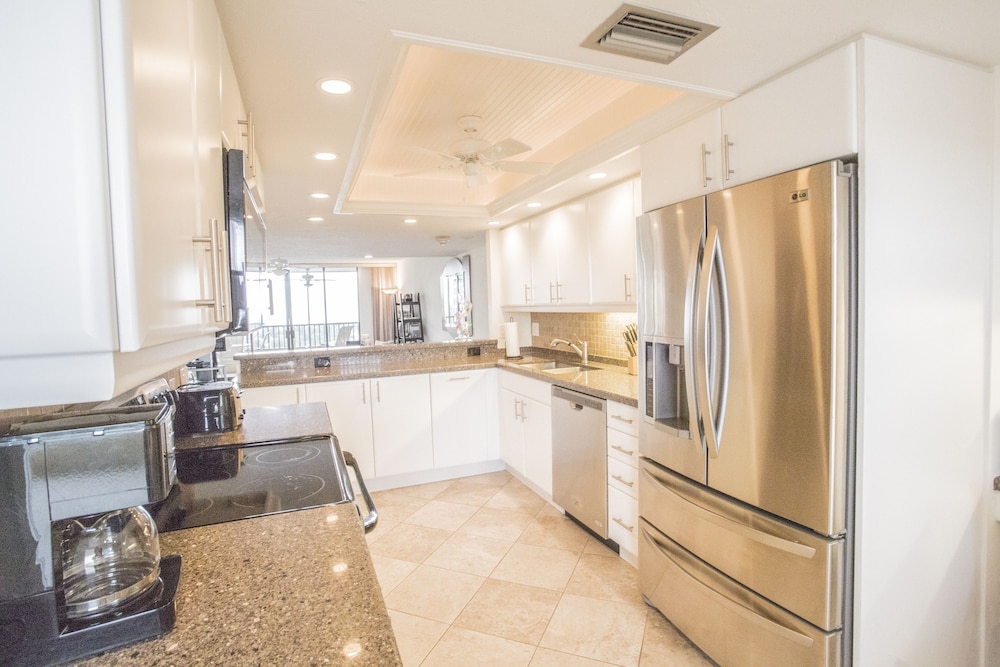 Gulf & Bay Club C503 Beautifully Updated With Great Views 2 Bedroom Condo — 4-Star Luxury Hotel in Siesta Key, United States
