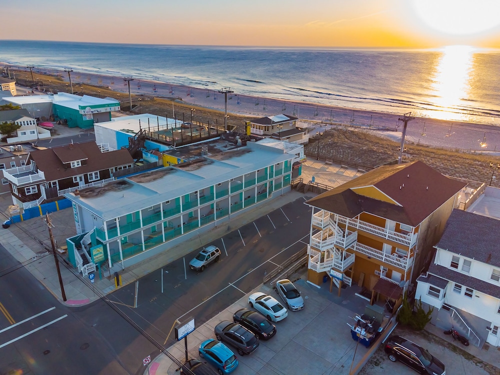 Boardwalk Sand & Surf Inn Oceanfront - photo 54