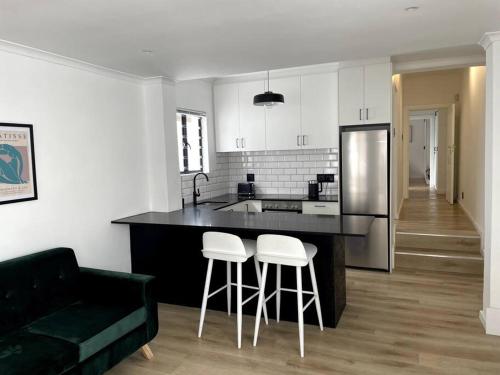 Centrally located modern 2 bedroom home & parking
