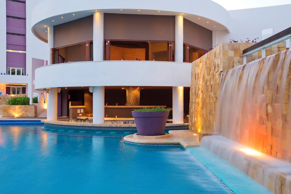 Pool waterfall