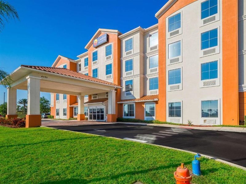 Comfort Inn and Suites Maingate South - carbon neutral hotel in Davenport