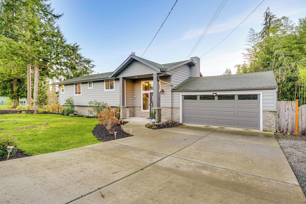 Lakefront Gem: Balcony Fire Pit & Yard in Everett in Everett, United States
