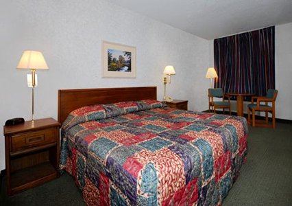 Econo Lodge Bloomington - photo 6