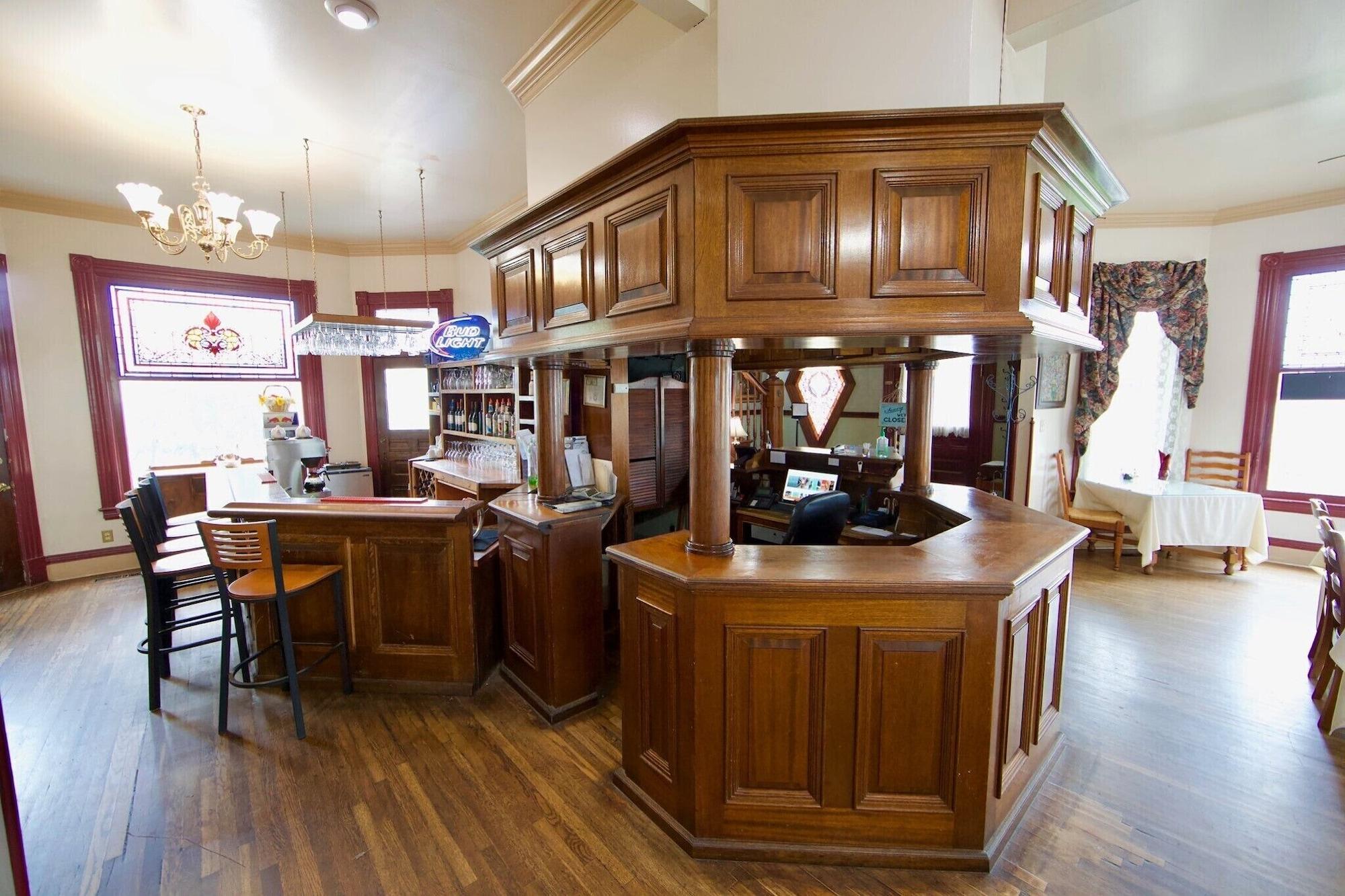 Irwin Street Inn - photo 4