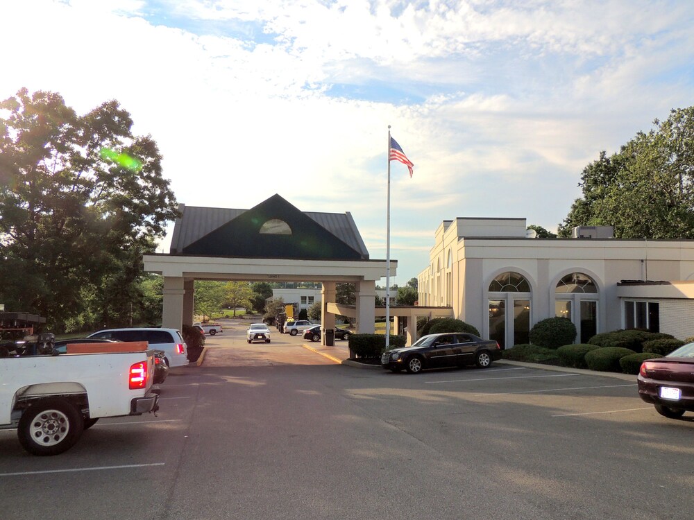 Econo Lodge Wickliffe Cleveland East - photo 50