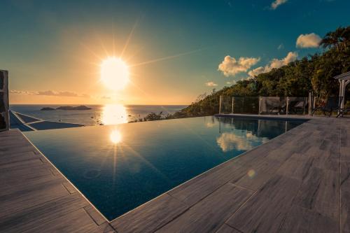 Sunset Palm Villa Créole avec piscine face au coucher de soleil et à la réserve Cousteau — 4-Star Luxury Hotel in Bouillante, Guadeloupe