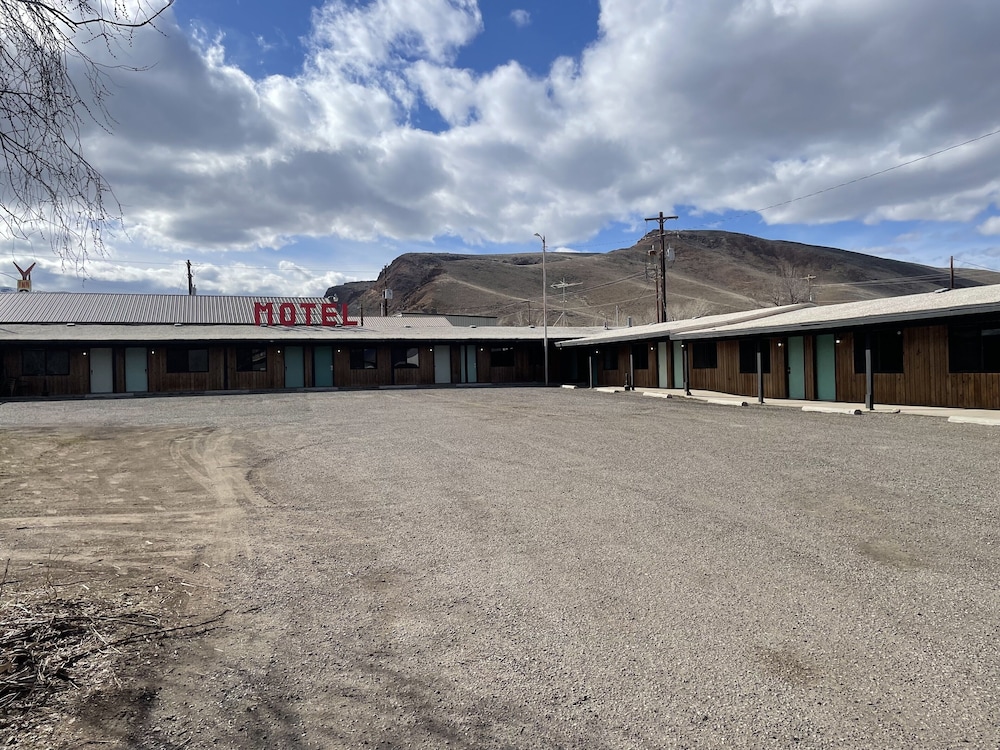 Challis Roadhouse - photo 37