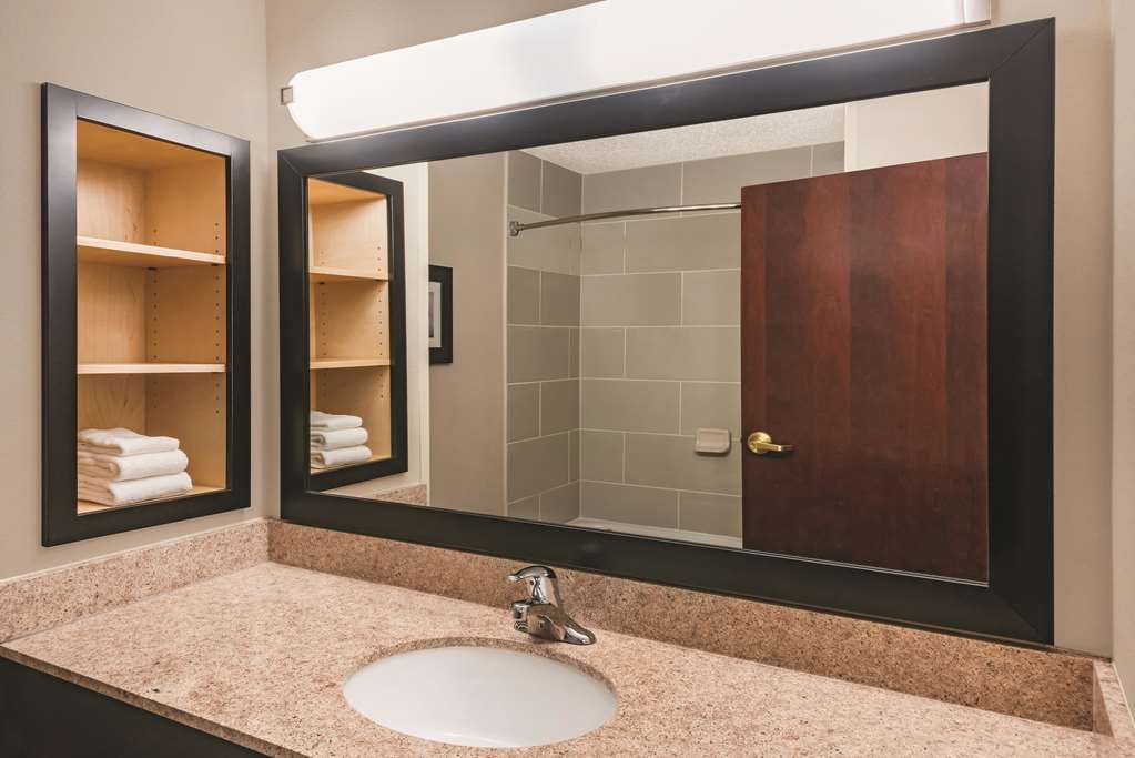 La Quinta Inn & Suites by Wyndham Norwich Plainfield Casino - photo 7