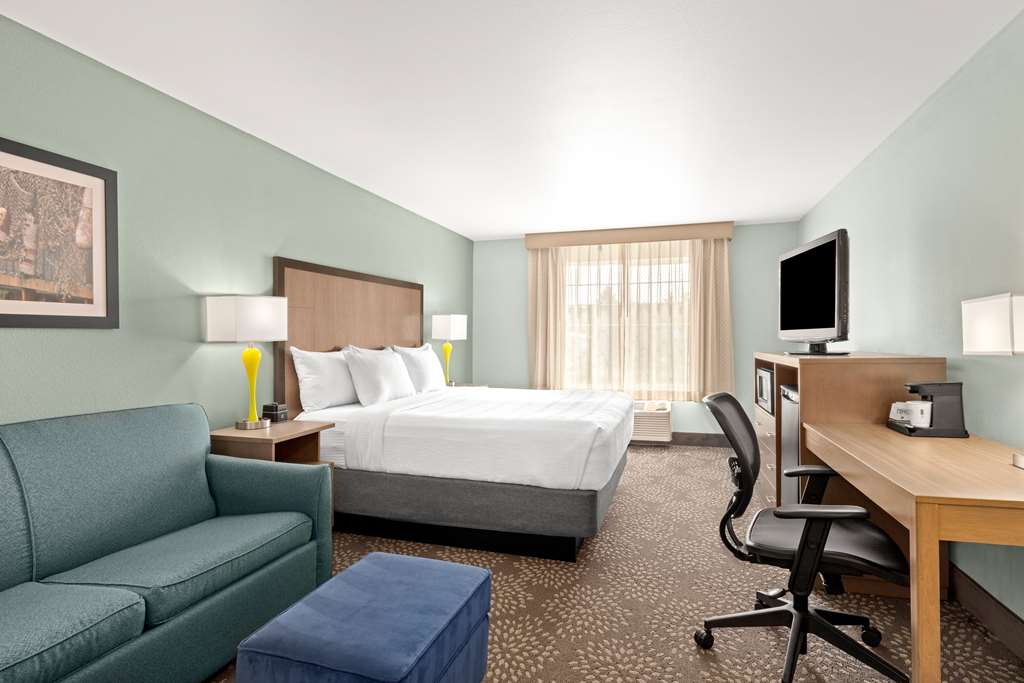 La Quinta Inn & Suites by Wyndham Newport - photo 24