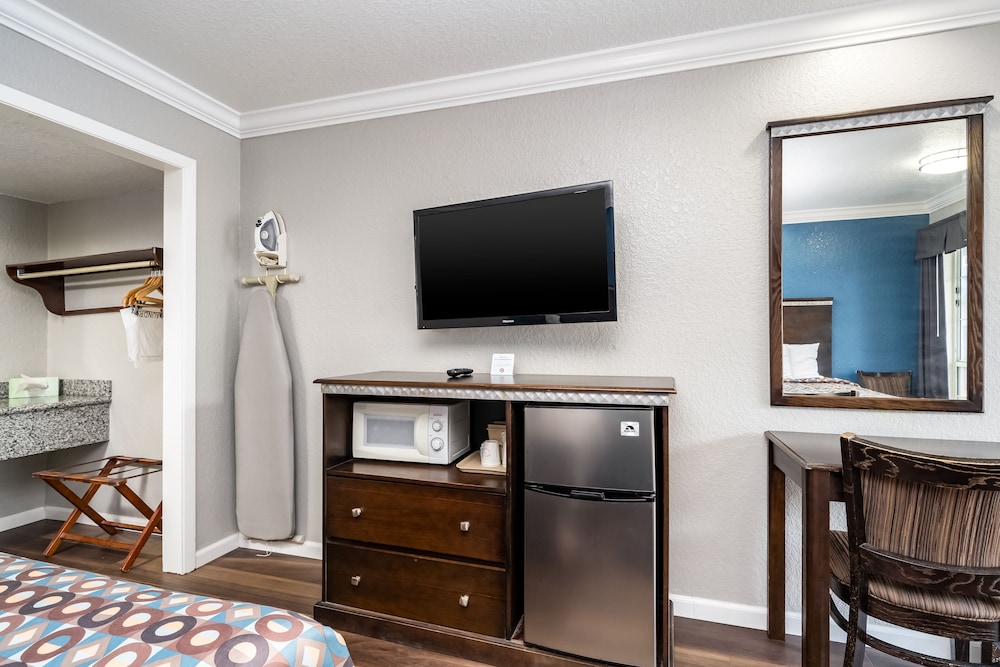 GatorTown Inn - photo 12