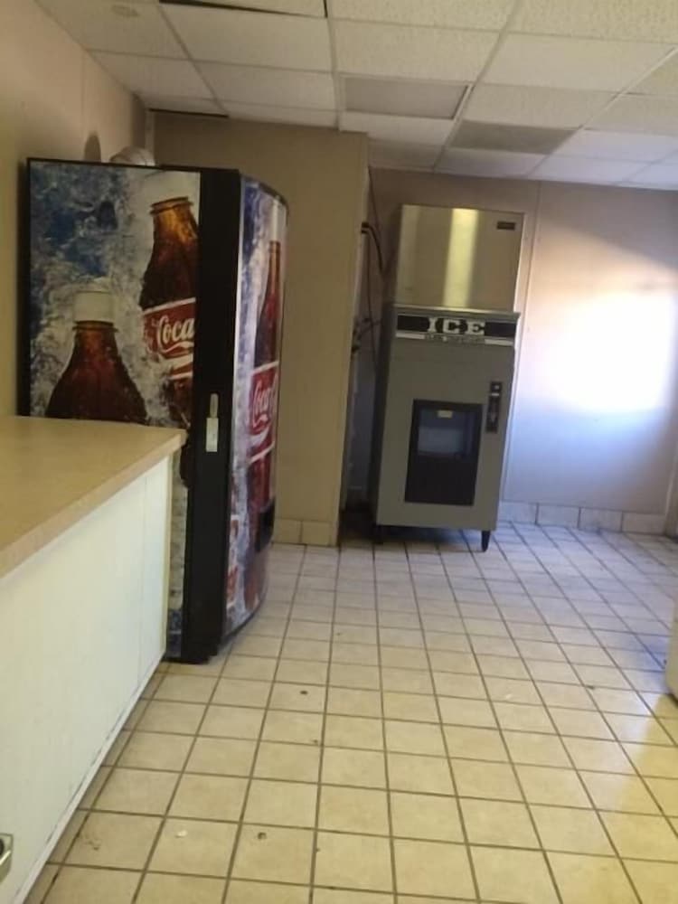 New SunFlower Inn - photo 8