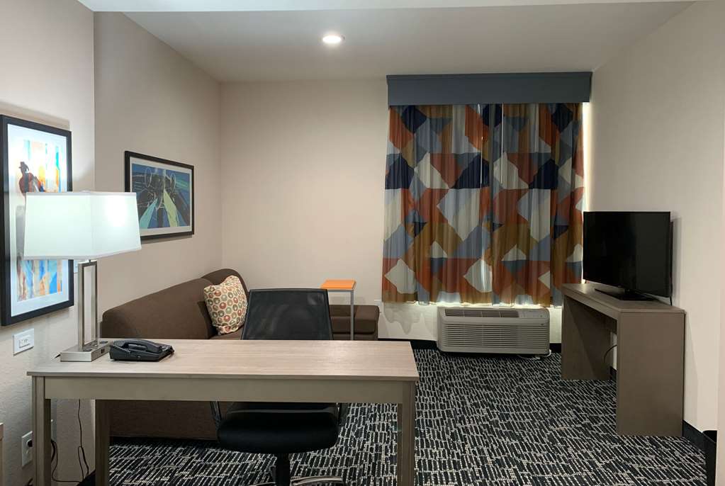 La Quinta Inn & Suites by Wyndham Red Oak TX IH 35E - photo 14