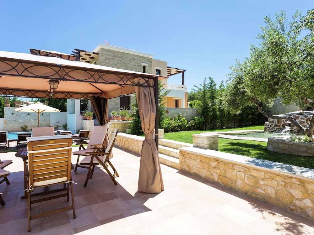 Villa with Private Pool near Sea & Arkadi Monastery on NW Coast — 4-Star Luxury Hotel in Rethymno, Greece