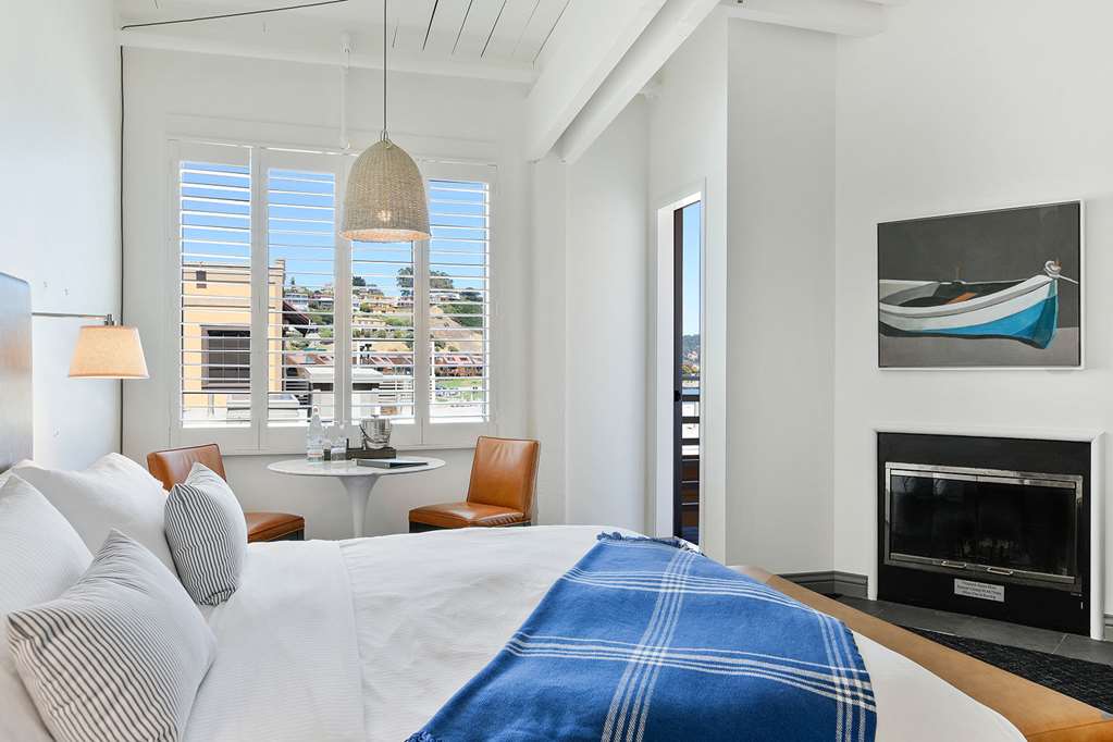 Waters Edge Hotel - photo 15