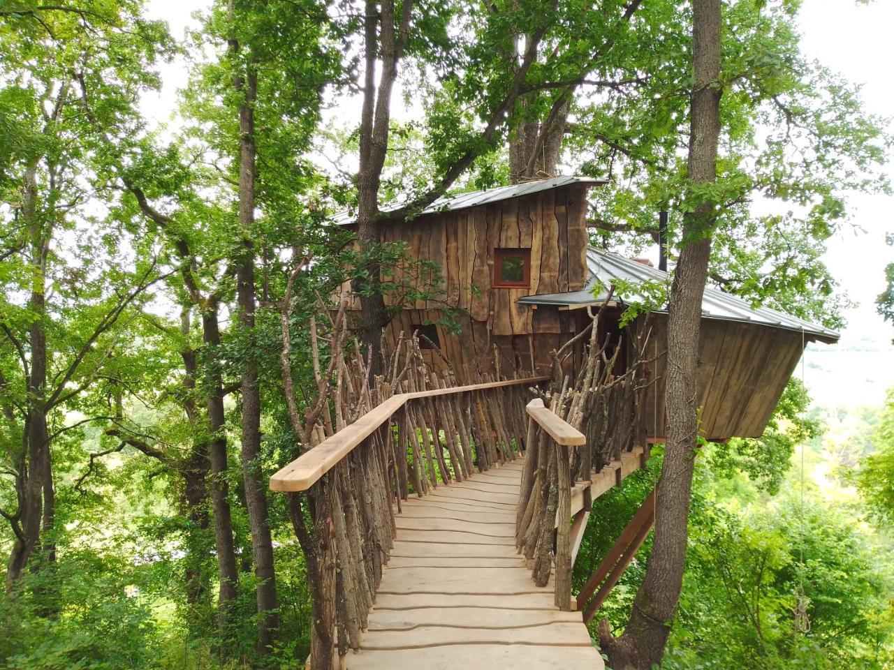 Cabane Perchee Les Cabanes de Fallot Sauna Bain Froid Piscine Naturelle — 4-Star Luxury Hotel in Beaumont, France