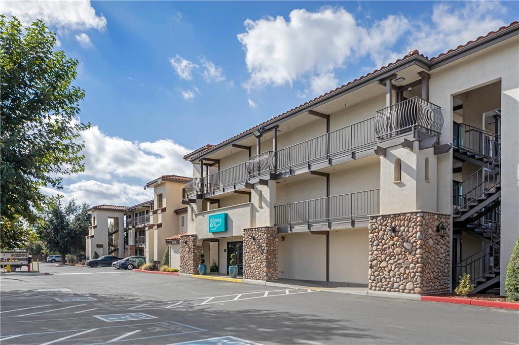 Hillstone Inn Tulare an Ascend Collection Hotel - photo 2