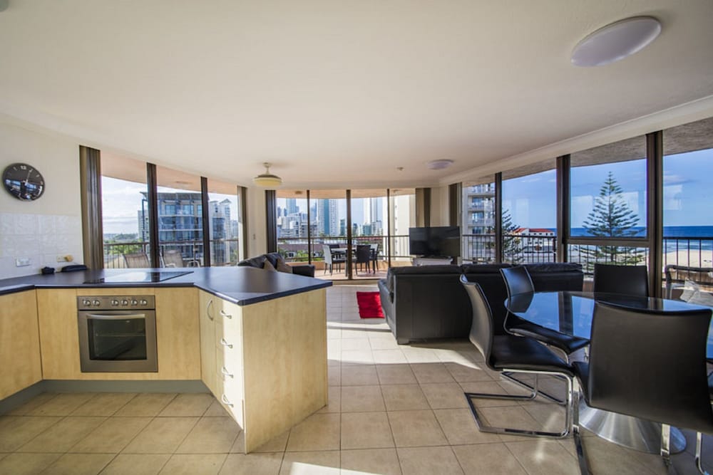 Warringa Surf — 4-Star Luxury Hotel in Surfers Paradise, Australia