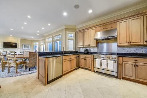 12 Whelk St Steps to the Beach Private Pool Partial Ocean View Free Activities Included — 4-Star Luxury Hotel in Hilton Head Island, United States
