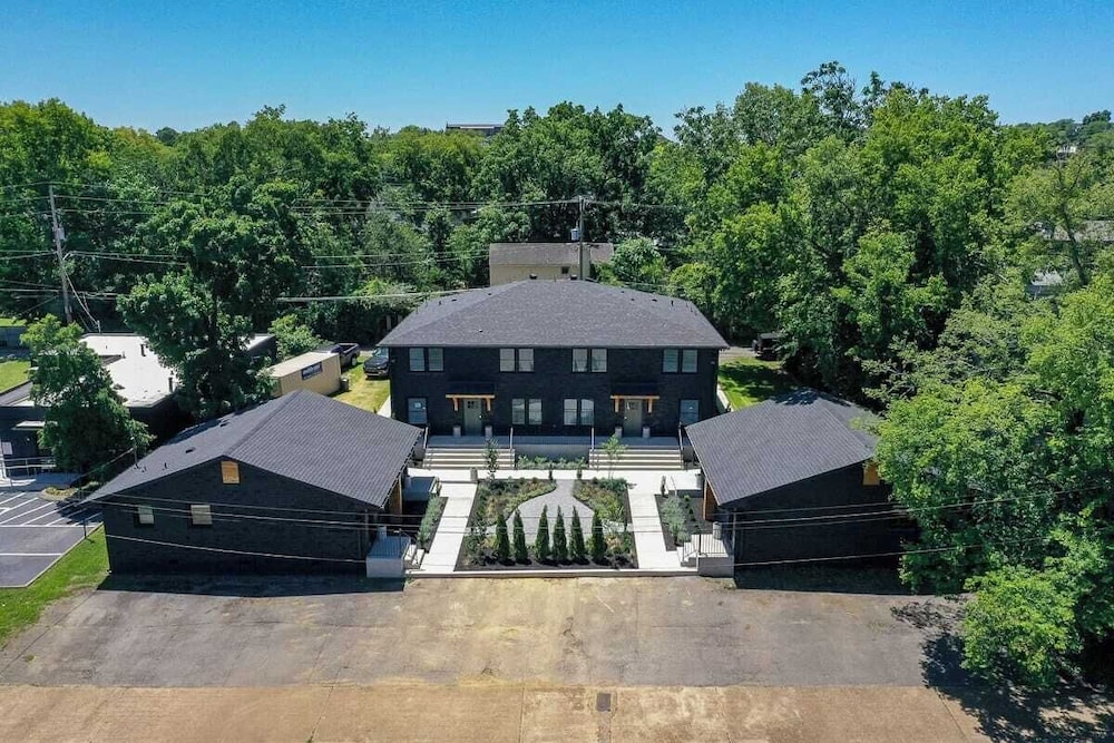 The Nomad: 4 1brs 2 Studios 24 guest Retreat — 4-Star Luxury Hotel in Nashville, United States