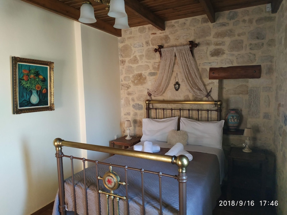 Amazing Stone villa — 4-Star Luxury Hotel in Agioi Deka, Greece