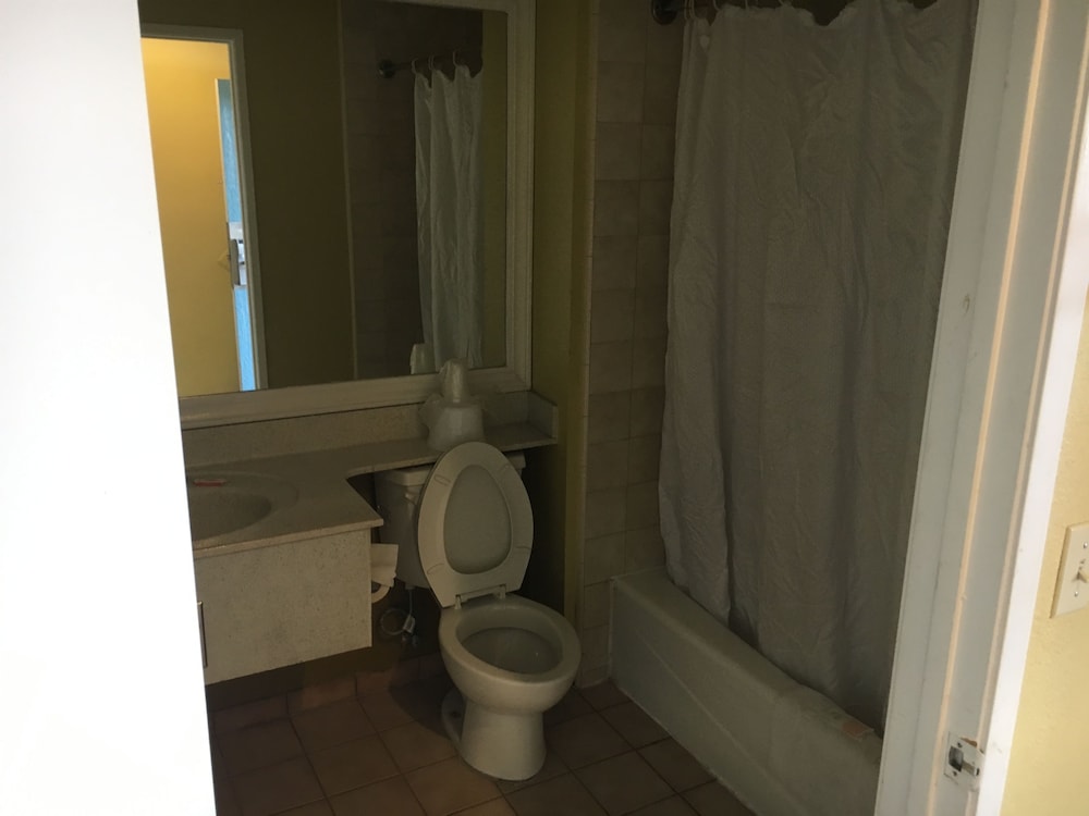 Bellflower Travel Inn - photo 36