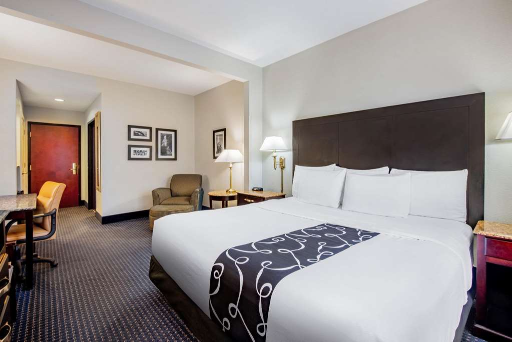 La Quinta Inn & Suites by Wyndham Mt. Laurel Philadelphia - photo 21