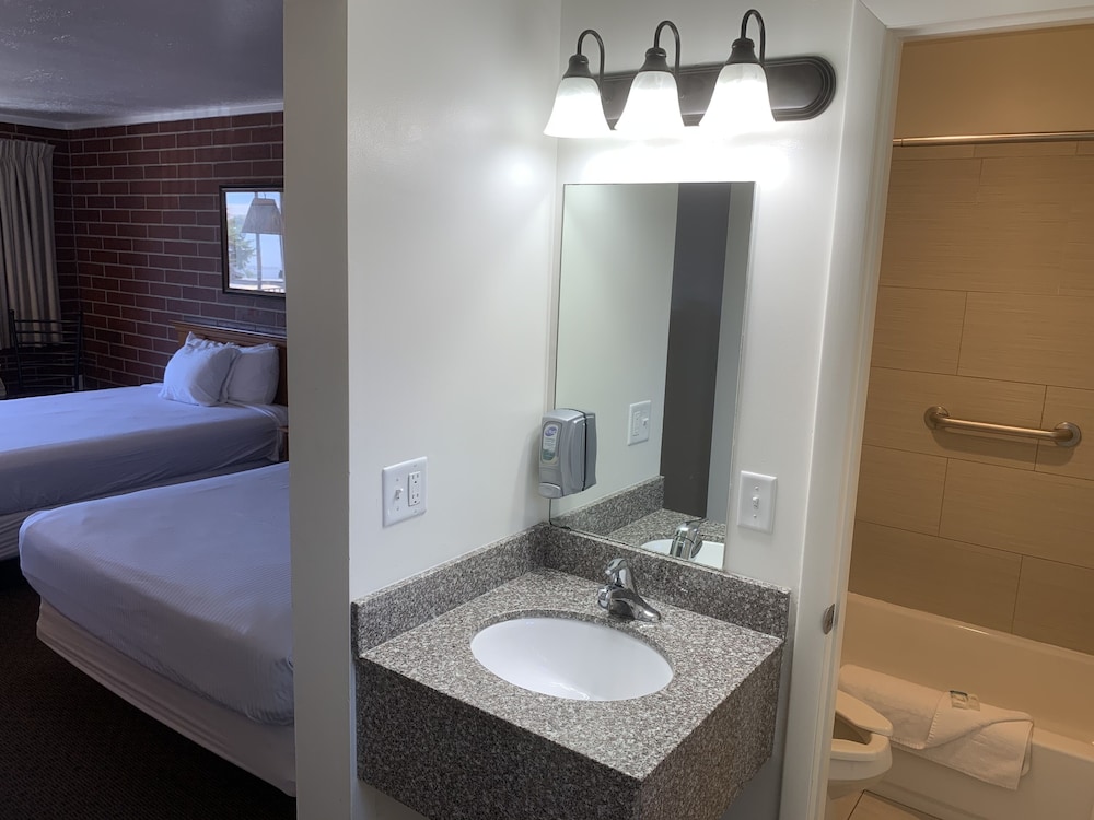 Days Inn by Wyndham Lake Point - photo 15