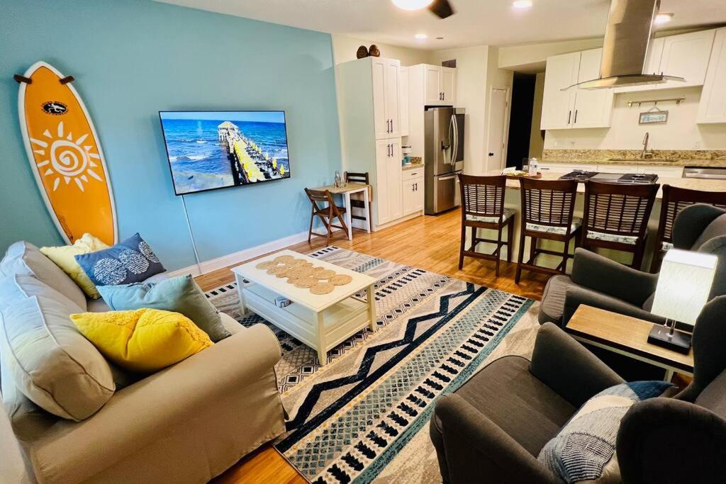 Luxury 2 2 private oasis w Hot Tub walk to Beach — hotel in Cape Canaveral