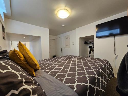 The MJ Tunnel Renovated Suite WiFi Parking — 4-Star Luxury Hotel in Moose Jaw, Canada