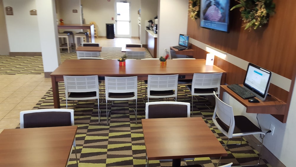 Microtel Inn & Suites by Wyndham Bellevue Omaha - photo 17