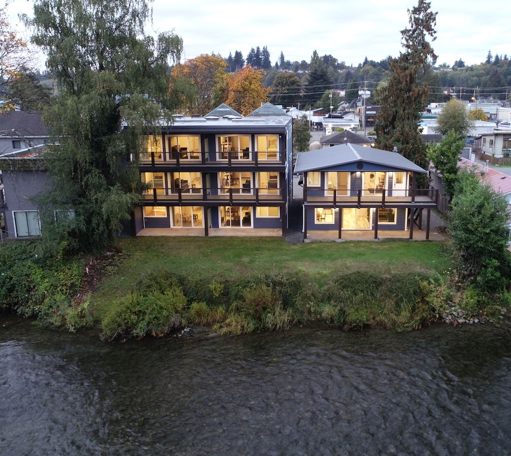 Chateau Riverside - carbon neutral hotel in Campbell River