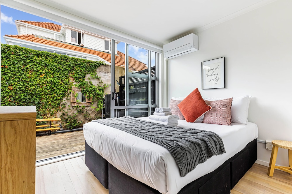 Relaxing 1BR Hideaway in Herne Bay I Zodiak Stays — 4-Star Luxury Hotel in Auckland, New Zealand