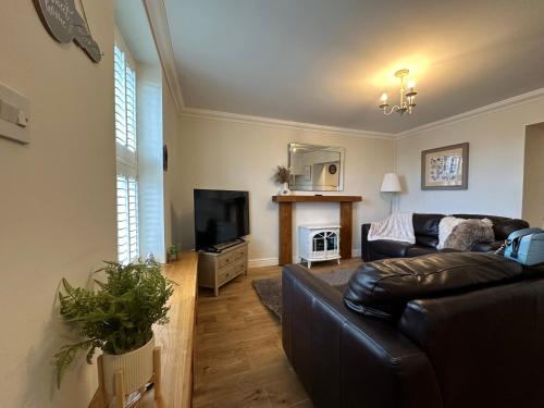 The Cosy Cottage Retreat Perfect for Contractors Relocators Getaway — 4-Star Luxury Hotel in Llantrisant, United Kingdom