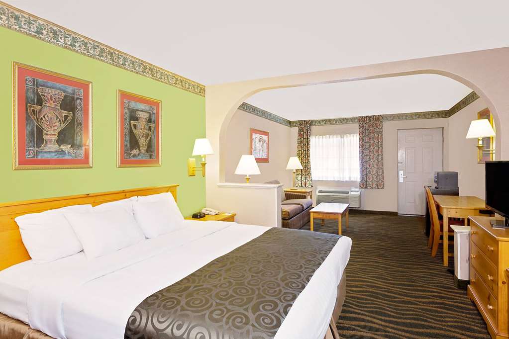 Days Inn & Suites by Wyndham Starkville - photo 9